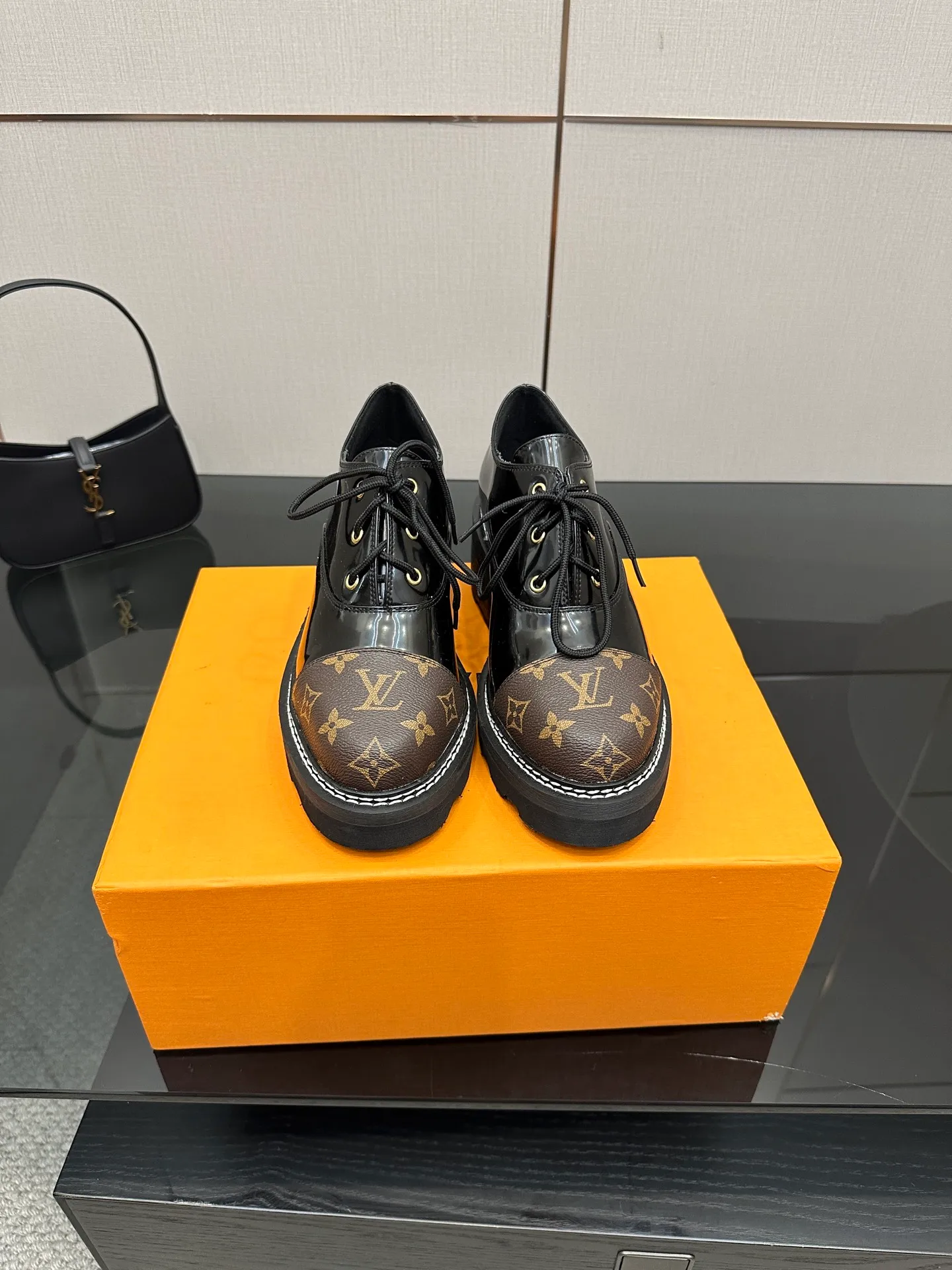 👟👟Ex-factory price 720👟👟 LOUIS VUITTON Louis Vuitton counter latest model top version LV inner cowhide material is real! Original 1:1 material reproduction! Modern and casual in one! Release a strong aura like a queen 🔥Capture everyone's attention instantly💃 Inner/foot pads: imported cowhide Fabric: cowhide Outsole: full genuine leather Code number: 35-41 (40, 41, 42 customizations are not returnable)